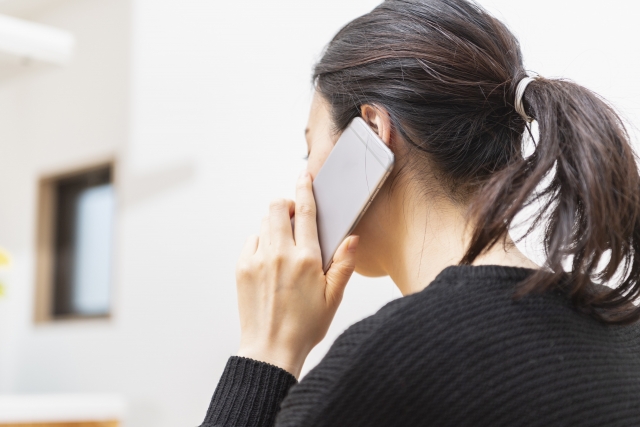 スマホで電話する女性